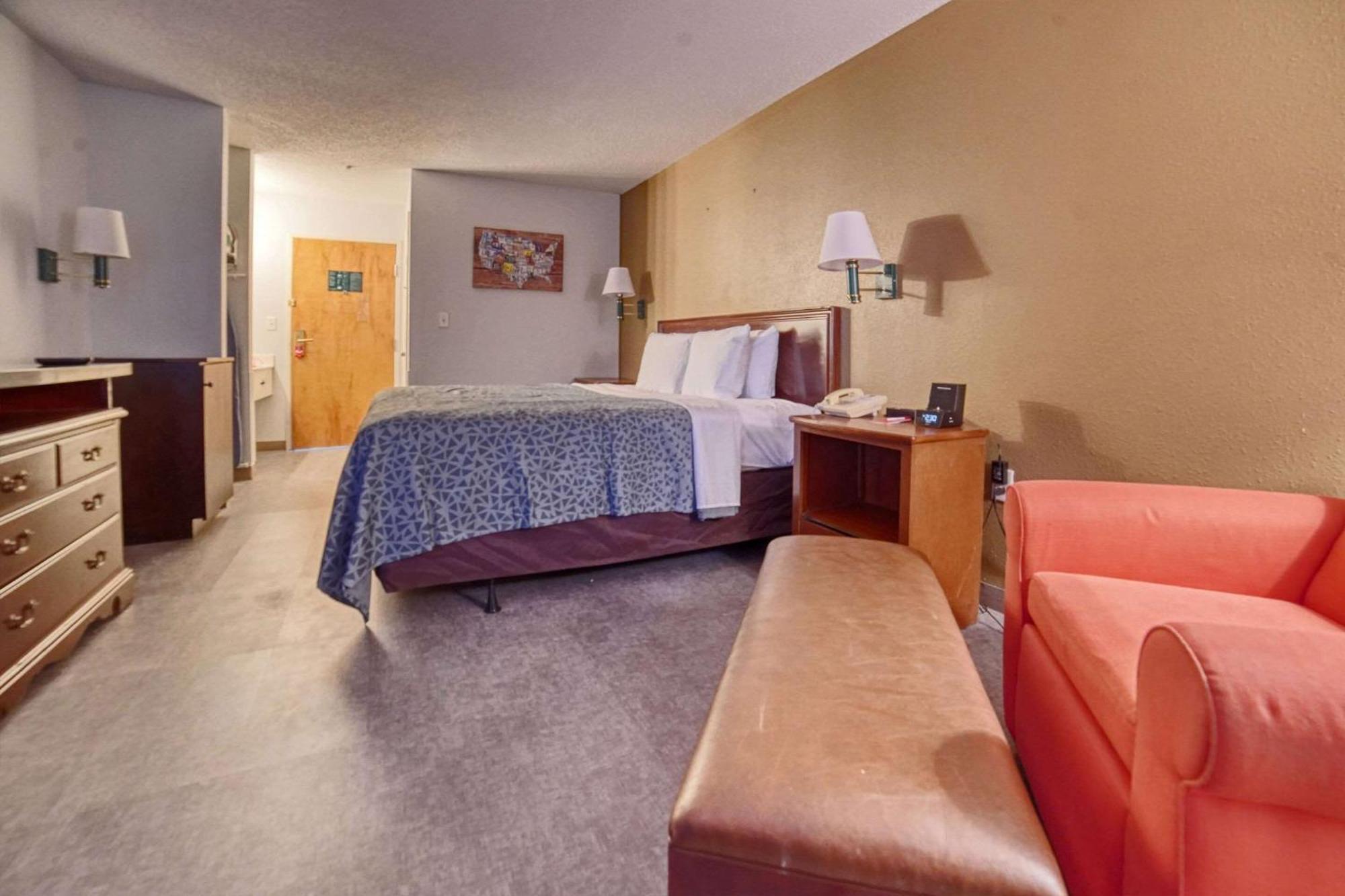Econo Lodge *